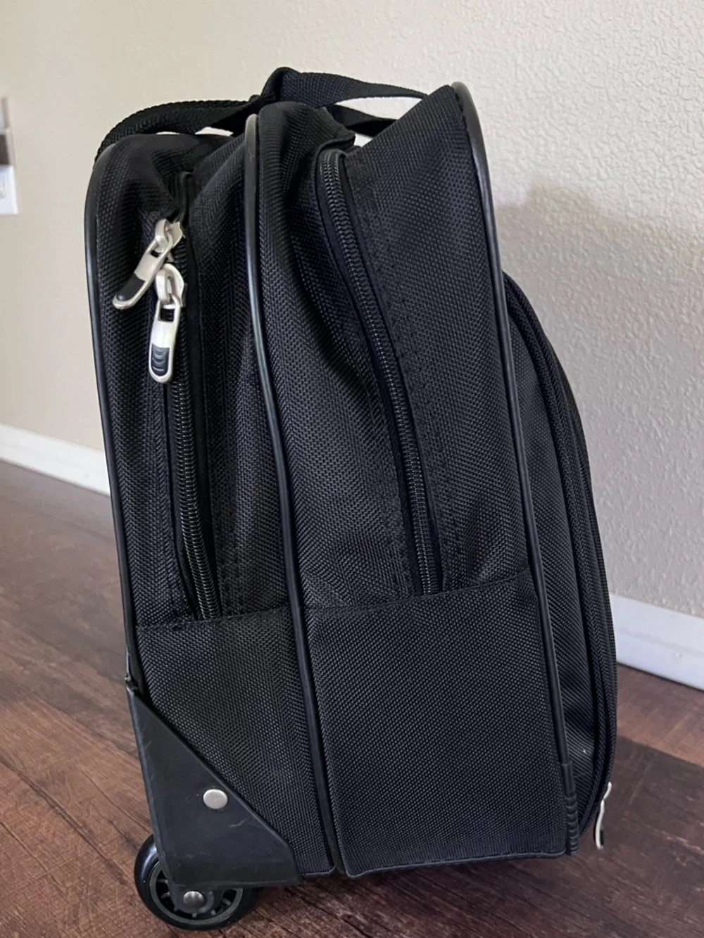 Targus rolling work bag. Black. Silver-toned hardware. - Picture 6 of 16